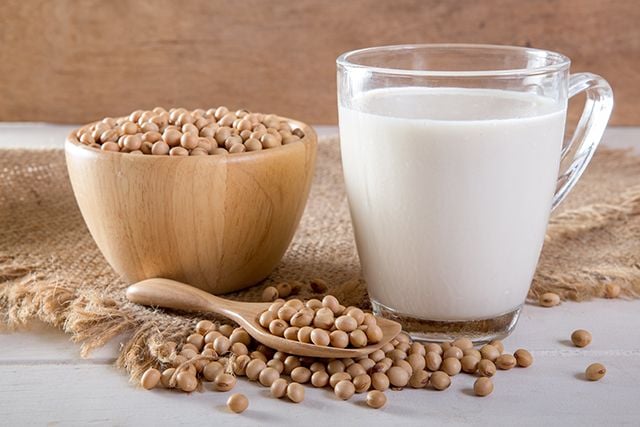 Pitje sojinega mleka, pijte sojino mleko, aminokisline, izguba telesne teže, vnos beljakovin
